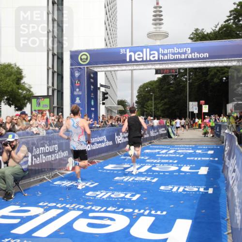 29.06.2025 - hella hamburg halbmarathon Michael Strokosch http://msf.ph/oto/8156698 29.06.2025 10:20:19 Ziel 54, 12678, 14302, 16245 meine-sportfotos.de