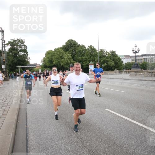 29.06.2025 - hella hamburg halbmarathon Jannik Wohlers http://msf.ph/oto/8156706 29.06.2025 10:54:00 Lombardsbrücke 1762, 1822, 1949, 2244, 2532, 3364, 3761, 3795, 3857, 4720, 4971, 5157, 5185, 5216, 5309, 5514, 5817, 5933, 5993, 6023, 6279, 6987, 7498, 7670, 7874, 7946, 7986, 8801, 8803, 9130, 10207, 11354, 11785, 12923, 12930, 13035, 13257, 13693, 13733, 14655, 14904, 15174, 15627, 15628, 15674, 15731, 16117, 16522, 16628, 16683, 17394, 18093, 18431 meine-sportfotos.de