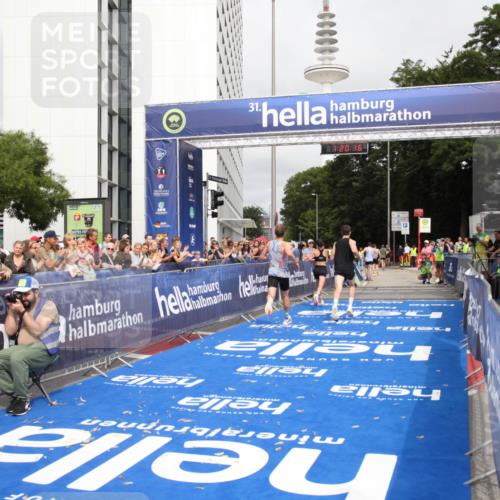 29.06.2025 - hella hamburg halbmarathon Michael Strokosch http://msf.ph/oto/8156711 29.06.2025 10:20:20 Ziel 54, 12678, 14302, 16245 meine-sportfotos.de