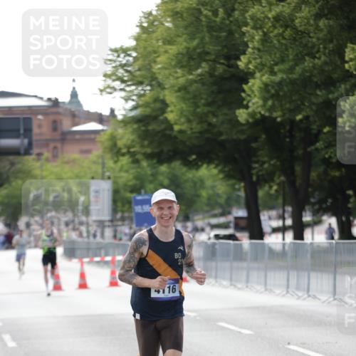29.06.2025 - hella hamburg halbmarathon Jannik Wohlers http://msf.ph/oto/8156718 29.06.2025 09:37:51 Lombardsbrücke 4116 meine-sportfotos.de
