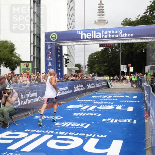 29.06.2025 - hella hamburg halbmarathon Michael Strokosch http://msf.ph/oto/8156821 29.06.2025 10:20:39 Ziel 15526 meine-sportfotos.de