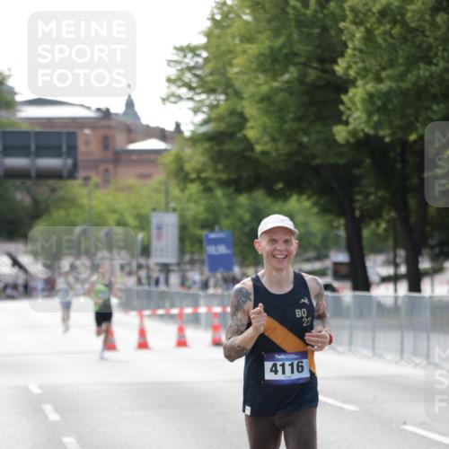 29.06.2025 - hella hamburg halbmarathon Jannik Wohlers http://msf.ph/oto/8156836 29.06.2025 09:37:52 Lombardsbrücke 4116 meine-sportfotos.de
