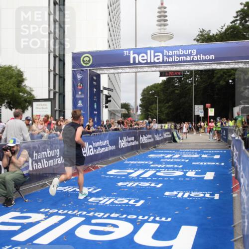 29.06.2025 - hella hamburg halbmarathon Michael Strokosch http://msf.ph/oto/8156891 29.06.2025 10:20:47 Ziel 14360, 16988 meine-sportfotos.de