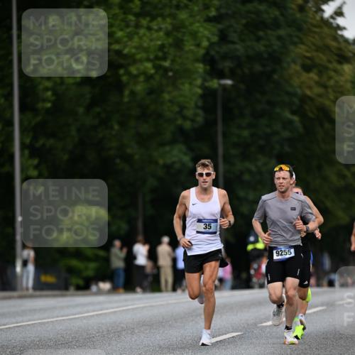 29.06.2025 - hella hamburg halbmarathon Dr. Thomas Lammeyer http://msf.ph/oto/8156895 29.06.2025 09:43:12 Kennedybrücke 34, 35, 52, 54, 2659, 3720, 6530, 9255, 10650 meine-sportfotos.de