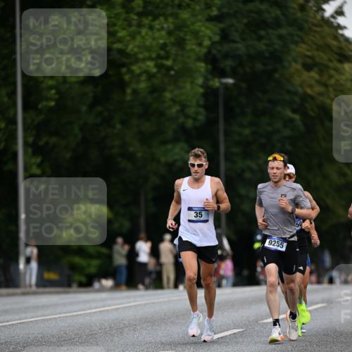 29.06.2025 - hella hamburg halbmarathon Dr. Thomas Lammeyer http://msf.ph/oto/8156913 29.06.2025 09:43:12 Kennedybrücke 34, 35, 52, 54, 2659, 3720, 6530, 9255, 10650 meine-sportfotos.de