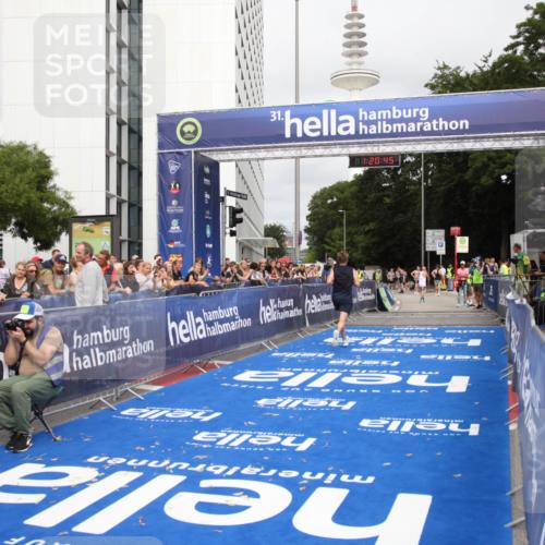 29.06.2025 - hella hamburg halbmarathon Michael Strokosch http://msf.ph/oto/8156921 29.06.2025 10:20:49 Ziel 14360, 16988, 17402 meine-sportfotos.de