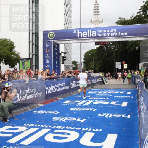 29.06.2025 - hella hamburg halbmarathon Michael Strokosch http://msf.ph/oto/8156950 29.06.2025 10:20:53 Ziel 11210, 14766, 16988, 17402 meine-sportfotos.de