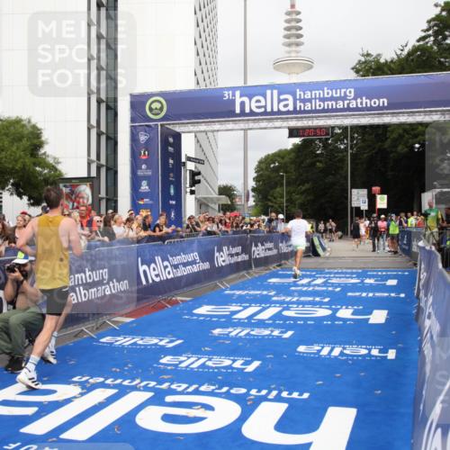 29.06.2025 - hella hamburg halbmarathon Michael Strokosch http://msf.ph/oto/8156961 29.06.2025 10:20:54 Ziel 11210, 14766, 16988, 17402 meine-sportfotos.de