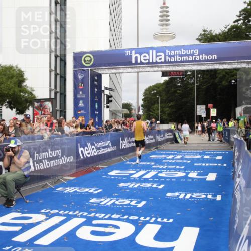 29.06.2025 - hella hamburg halbmarathon Michael Strokosch http://msf.ph/oto/8156971 29.06.2025 10:20:56 Ziel 11210, 14766, 16988, 17402 meine-sportfotos.de