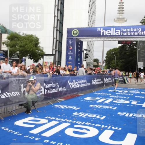 29.06.2025 - hella hamburg halbmarathon Michael Strokosch http://msf.ph/oto/8157065 29.06.2025 10:21:04 Ziel 6530, 19075 meine-sportfotos.de