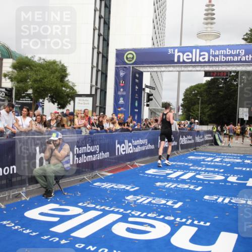 29.06.2025 - hella hamburg halbmarathon Michael Strokosch http://msf.ph/oto/8157101 29.06.2025 10:21:06 Ziel 6530, 16120, 19075 meine-sportfotos.de