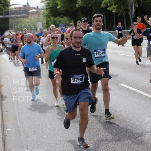 29.06.2025 - hella hamburg halbmarathon Jannik Wohlers http://msf.ph/oto/8157149 29.06.2025 10:17:25 Lombardsbrücke 1015, 1274, 1458, 1622, 1641, 1749, 1795, 2094, 2548, 3138, 3292, 5002, 5004, 5290, 5611, 5733, 6254, 7258, 7413, 8128, 8144, 8607, 8799, 9400, 9734, 9798, 9964, 10174, 10509, 10831, 11156, 11275, 11656, 11707, 11916, 12031, 12401, 12553, 12598, 12683, 12752, 13681, 13843, 14013, 14194, 14420, 14496, 14701, 14738, 14825, 15203, 15322, 15978, 16038, 16576, 16707, 17270, 17542, 17616 meine-sportfotos.de