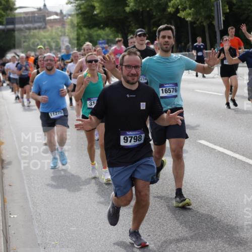 29.06.2025 - hella hamburg halbmarathon Jannik Wohlers http://msf.ph/oto/8157162 29.06.2025 10:17:25 Lombardsbrücke 1015, 1274, 1458, 1622, 1641, 1749, 1795, 2094, 2548, 3138, 3292, 5002, 5004, 5290, 5611, 5733, 6254, 7258, 7413, 8128, 8144, 8607, 8799, 9400, 9734, 9798, 9964, 10174, 10509, 10831, 11156, 11275, 11656, 11707, 11916, 12031, 12401, 12553, 12598, 12683, 12752, 13681, 13843, 14013, 14194, 14420, 14496, 14701, 14738, 14825, 15203, 15322, 15978, 16038, 16576, 16707, 17270, 17542, 17616 meine-sportfotos.de
