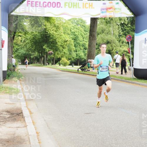 29.06.2025 - hella hamburg halbmarathon MichiJ http://msf.ph/oto/8157206 29.06.2025 10:07:18 Zwischen KM18-KM19 3944 meine-sportfotos.de