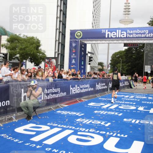 29.06.2025 - hella hamburg halbmarathon Michael Strokosch http://msf.ph/oto/8157235 29.06.2025 10:21:15 Ziel 14717 meine-sportfotos.de