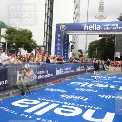 29.06.2025 - hella hamburg halbmarathon Michael Strokosch http://msf.ph/oto/8157246 29.06.2025 10:21:15 Ziel 14717 meine-sportfotos.de