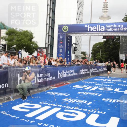 29.06.2025 - hella hamburg halbmarathon Michael Strokosch http://msf.ph/oto/8157275 29.06.2025 10:21:16 Ziel 14717 meine-sportfotos.de