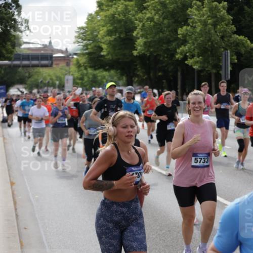 29.06.2025 - hella hamburg halbmarathon Jannik Wohlers http://msf.ph/oto/8157291 29.06.2025 10:17:27 Lombardsbrücke 1015, 1159, 1160, 1274, 1458, 1622, 1641, 1749, 1795, 2094, 2548, 3138, 3292, 5002, 5004, 5290, 5611, 5733, 7094, 7258, 7413, 7641, 7649, 8128, 8144, 8607, 8799, 9400, 9717, 9734, 9798, 9964, 10174, 10332, 10509, 10831, 11156, 11275, 11656, 11916, 12031, 12401, 12553, 12598, 12683, 12752, 13681, 13843, 14013, 14420, 14496, 14701, 14738, 14795, 14825, 15203, 15322, 15978, 16038, 16576, 16644, 16707, 16792, 17270, 17542, 17616 meine-sportfotos.de