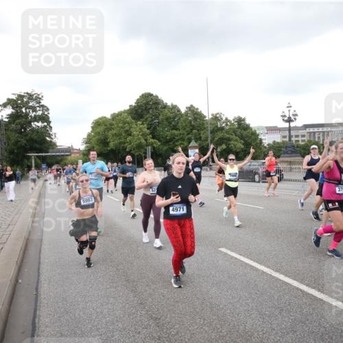 29.06.2025 - hella hamburg halbmarathon Jannik Wohlers http://msf.ph/oto/8157294 29.06.2025 10:54:09 Lombardsbrücke 1949, 2084, 2244, 2532, 2586, 3761, 3795, 3857, 4720, 4971, 5185, 5216, 5933, 5993, 6023, 6279, 7986, 8801, 8803, 9130, 10471, 11033, 11567, 11569, 12930, 13035, 13257, 13272, 13693, 13733, 13826, 14409, 15029, 15174, 15627, 15628, 15674, 15687, 15731, 16019, 16522, 16683, 17394, 19111 meine-sportfotos.de