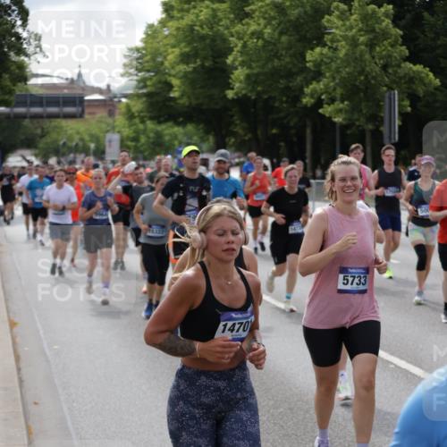 29.06.2025 - hella hamburg halbmarathon Jannik Wohlers http://msf.ph/oto/8157306 29.06.2025 10:17:27 Lombardsbrücke 1015, 1159, 1160, 1274, 1458, 1622, 1641, 1749, 1795, 2094, 2548, 3138, 3292, 5002, 5004, 5290, 5611, 5733, 7094, 7258, 7413, 7641, 7649, 8128, 8144, 8607, 8799, 9400, 9717, 9734, 9798, 9964, 10174, 10332, 10509, 10831, 11156, 11275, 11656, 11916, 12031, 12401, 12553, 12598, 12683, 12752, 13681, 13843, 14013, 14420, 14496, 14701, 14738, 14795, 14825, 15203, 15322, 15978, 16038, 16576, 16644, 16707, 16792, 17270, 17542, 17616 meine-sportfotos.de