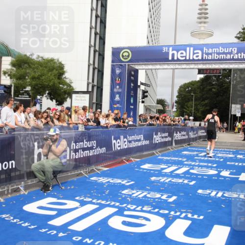 29.06.2025 - hella hamburg halbmarathon Michael Strokosch http://msf.ph/oto/8157311 29.06.2025 10:21:27 Ziel 14933 meine-sportfotos.de