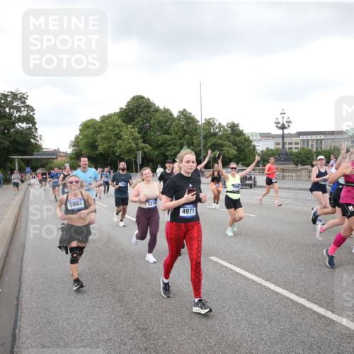 29.06.2025 - hella hamburg halbmarathon Jannik Wohlers http://msf.ph/oto/8157312 29.06.2025 10:54:10 Lombardsbrücke 1198, 1949, 2084, 2244, 2532, 2586, 3761, 3795, 3857, 4720, 4971, 5185, 5216, 5933, 5993, 6023, 6279, 6982, 7986, 8801, 8803, 9130, 9521, 10331, 10471, 11033, 11287, 11567, 11569, 12930, 13035, 13257, 13272, 13693, 13733, 13826, 14409, 15029, 15174, 15627, 15628, 15674, 15687, 15731, 16019, 16522, 16683, 17394, 19111 meine-sportfotos.de