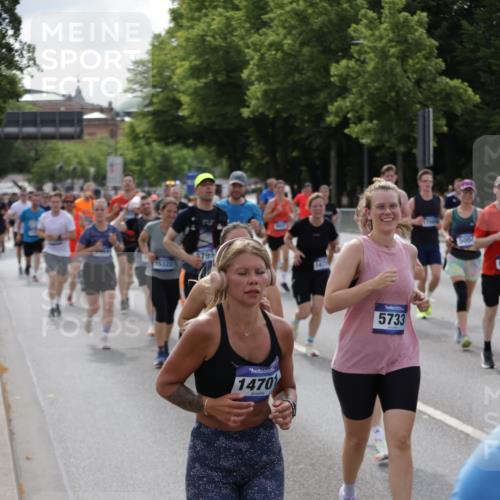 29.06.2025 - hella hamburg halbmarathon Jannik Wohlers http://msf.ph/oto/8157319 29.06.2025 10:17:27 Lombardsbrücke 1015, 1159, 1160, 1274, 1458, 1622, 1641, 1749, 1795, 2094, 2548, 3138, 3292, 5002, 5004, 5290, 5611, 5733, 7094, 7258, 7413, 7641, 7649, 8128, 8144, 8607, 8799, 9400, 9717, 9734, 9798, 9964, 10174, 10332, 10509, 10831, 11156, 11275, 11656, 11916, 12031, 12401, 12553, 12598, 12683, 12752, 13681, 13843, 14013, 14420, 14496, 14701, 14738, 14795, 14825, 15203, 15322, 15978, 16038, 16576, 16644, 16707, 16792, 17270, 17542, 17616 meine-sportfotos.de