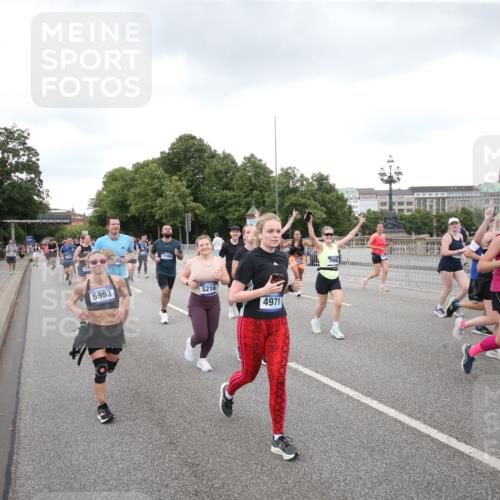 29.06.2025 - hella hamburg halbmarathon Jannik Wohlers http://msf.ph/oto/8157335 29.06.2025 10:54:10 Lombardsbrücke 1198, 1949, 2084, 2244, 2532, 2586, 3761, 3795, 3857, 4720, 4971, 5185, 5216, 5933, 5993, 6023, 6279, 6982, 7986, 8801, 8803, 9130, 9521, 10331, 10471, 11033, 11287, 11567, 11569, 12930, 13035, 13257, 13272, 13693, 13733, 13826, 14409, 15029, 15174, 15627, 15628, 15674, 15687, 15731, 16019, 16522, 16683, 17394, 19111 meine-sportfotos.de