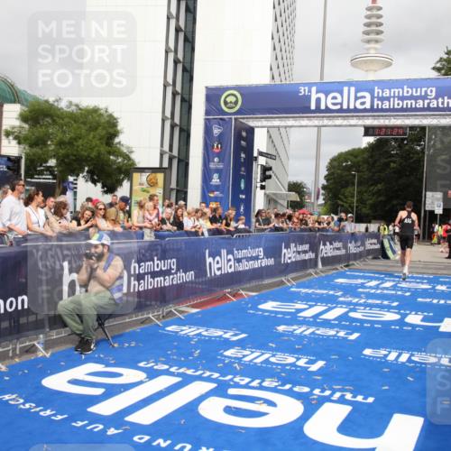 29.06.2025 - hella hamburg halbmarathon Michael Strokosch http://msf.ph/oto/8157348 29.06.2025 10:21:28 Ziel 14933 meine-sportfotos.de