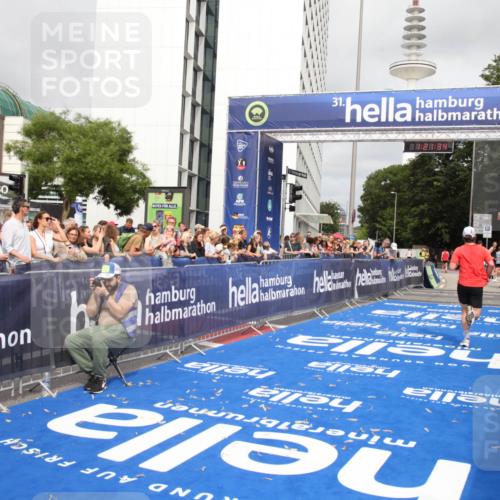 29.06.2025 - hella hamburg halbmarathon Michael Strokosch http://msf.ph/oto/8157367 29.06.2025 10:21:38 Ziel 9442, 11965, 17856 meine-sportfotos.de