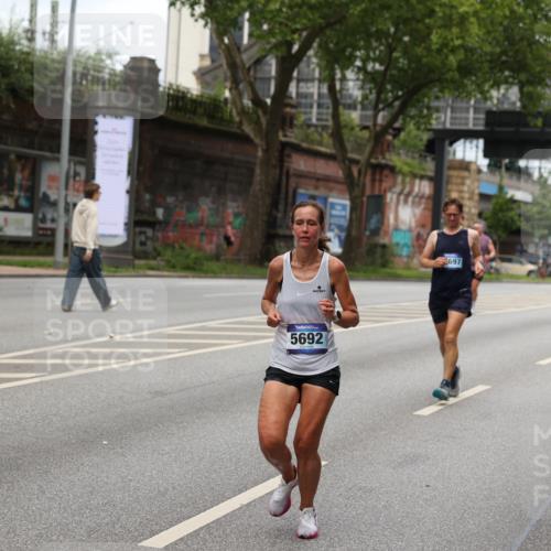 29.06.2025 - hella hamburg halbmarathon Yannick Fuchs http://msf.ph/oto/8157397 29.06.2025 10:38:27 20KM 1220, 1415, 1558, 2816, 3021, 3907, 4310, 4425, 4981, 4999, 5231, 5275, 5476, 5624, 5692, 6490, 6705, 6903, 6991, 7005, 7191, 8063, 8145, 8218, 8722, 8900, 9043, 9081, 9374, 9444, 9633, 9931, 10193, 10669, 10930, 11153, 11346, 11469, 12438, 12554, 12966, 13421, 13996, 14798, 14861, 15225, 15233, 15280, 15512, 15862, 16062, 16224, 16301, 16316, 16547, 16549, 16720, 16893, 17251, 17376, 17729, 17748, 17912, 18942 meine-sportfotos.de