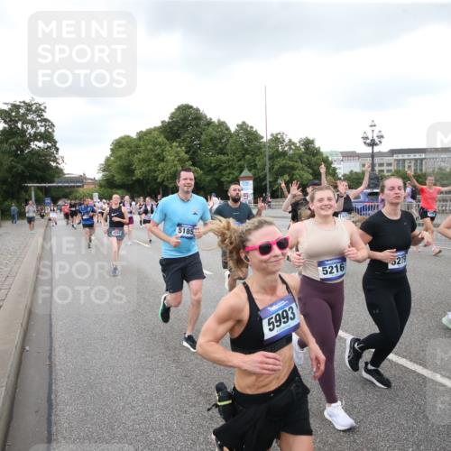 29.06.2025 - hella hamburg halbmarathon Jannik Wohlers http://msf.ph/oto/8157416 29.06.2025 10:54:11 Lombardsbrücke 1198, 1949, 2084, 2244, 2532, 2586, 3761, 3795, 3857, 4971, 5185, 5216, 5933, 5993, 6023, 6279, 6982, 7986, 9130, 9521, 10331, 10471, 11033, 11287, 11567, 11569, 12268, 12270, 12930, 13035, 13257, 13272, 13693, 13733, 13826, 14409, 15029, 15174, 15627, 15628, 15674, 15687, 15731, 16019, 16522, 16683, 17394, 19111 meine-sportfotos.de