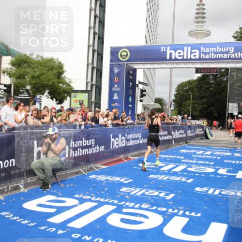 29.06.2025 - hella hamburg halbmarathon Michael Strokosch http://msf.ph/oto/8157431 29.06.2025 10:21:39 Ziel 6559, 9442, 11965, 17856 meine-sportfotos.de