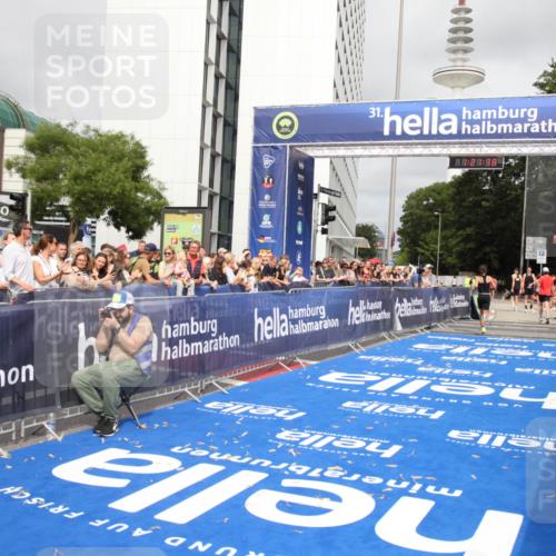 29.06.2025 - hella hamburg halbmarathon Michael Strokosch http://msf.ph/oto/8157503 29.06.2025 10:21:42 Ziel 6559, 9442, 11965 meine-sportfotos.de