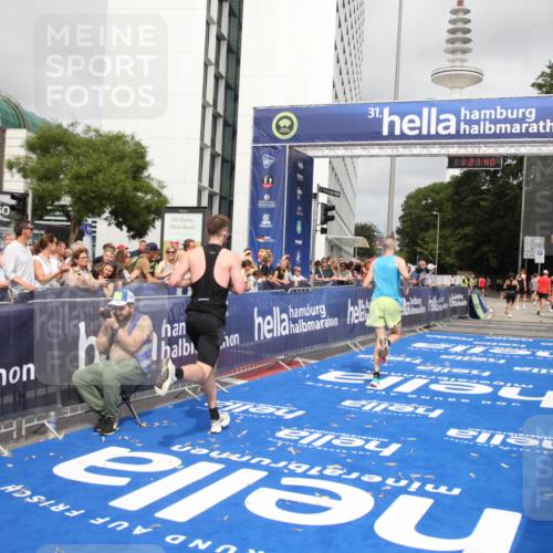 29.06.2025 - hella hamburg halbmarathon Michael Strokosch http://msf.ph/oto/8157519 29.06.2025 10:21:44 Ziel 6559, 11965 meine-sportfotos.de