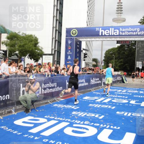 29.06.2025 - hella hamburg halbmarathon Michael Strokosch http://msf.ph/oto/8157529 29.06.2025 10:21:44 Ziel 6559, 11965 meine-sportfotos.de