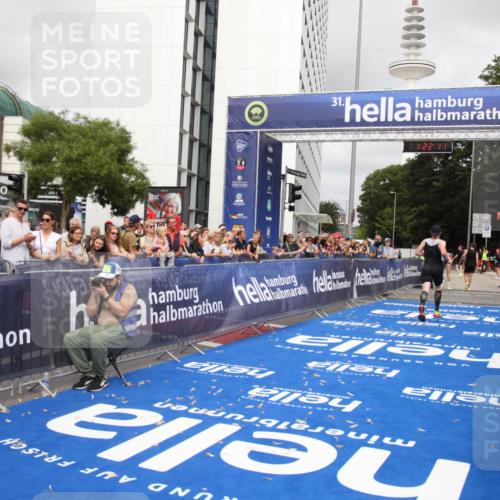29.06.2025 - hella hamburg halbmarathon Michael Strokosch http://msf.ph/oto/8157534 29.06.2025 10:22:15 Ziel 10650, 18693 meine-sportfotos.de