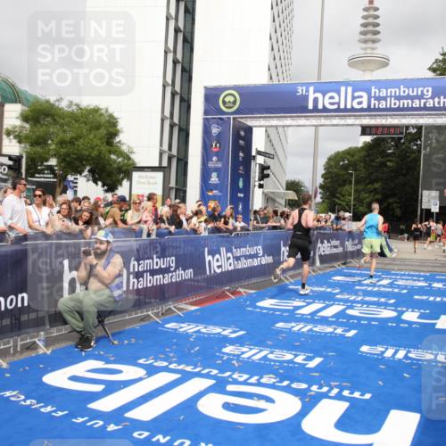 29.06.2025 - hella hamburg halbmarathon Michael Strokosch http://msf.ph/oto/8157559 29.06.2025 10:21:45 Ziel 6559, 11965 meine-sportfotos.de