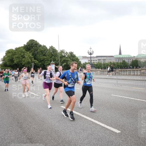29.06.2025 - hella hamburg halbmarathon Jannik Wohlers http://msf.ph/oto/8157579 29.06.2025 10:54:15 Lombardsbrücke 1198, 2084, 2244, 2532, 2566, 2586, 2632, 3761, 3795, 4971, 5185, 5216, 5500, 5882, 5993, 6023, 6279, 6982, 7986, 8012, 8186, 9521, 10331, 10471, 11033, 11226, 11287, 11567, 11569, 12268, 12270, 12930, 13257, 13272, 13283, 13693, 13733, 13826, 14409, 15029, 15174, 15271, 15553, 15627, 15628, 15674, 15687, 15731, 16019, 16443, 16683, 17394, 18168, 19111 meine-sportfotos.de