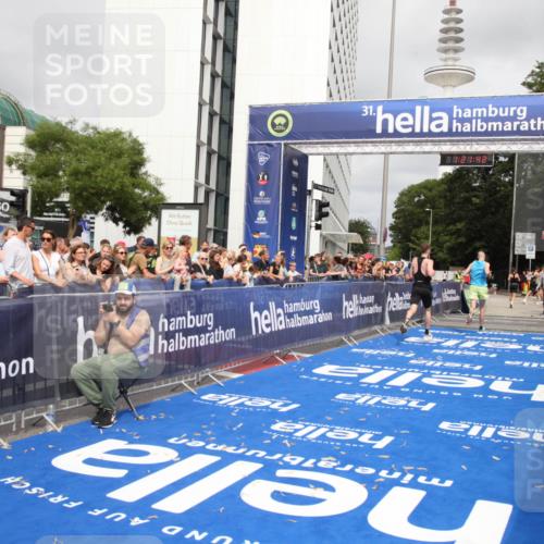 29.06.2025 - hella hamburg halbmarathon Michael Strokosch http://msf.ph/oto/8157583 29.06.2025 10:21:45 Ziel 6559, 11965 meine-sportfotos.de