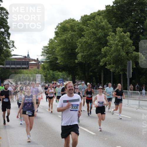 29.06.2025 - hella hamburg halbmarathon Jannik Wohlers http://msf.ph/oto/8157594 29.06.2025 10:17:55 Lombardsbrücke 1554, 1982, 2087, 2335, 2634, 3125, 3321, 3482, 4123, 4710, 4738, 4804, 5909, 6270, 6332, 7160, 8067, 9222, 9834, 9844, 10659, 10687, 10908, 10946, 11949, 12274, 12498, 12939, 13341, 13370, 13619, 13933, 14320, 14770, 15183, 15343, 15393, 16109, 16209, 16828, 16829, 16833, 17283, 17876, 18145, 18677, 18697, 18807, 18825 meine-sportfotos.de