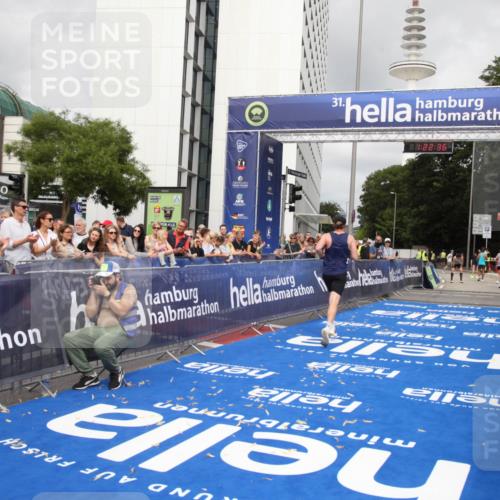 29.06.2025 - hella hamburg halbmarathon Michael Strokosch http://msf.ph/oto/8157619 29.06.2025 10:22:40 Ziel 2618, 3720 meine-sportfotos.de
