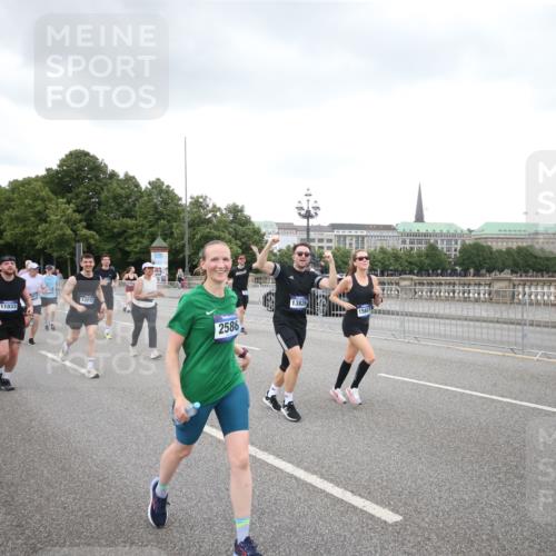 29.06.2025 - hella hamburg halbmarathon Jannik Wohlers http://msf.ph/oto/8157646 29.06.2025 10:54:18 Lombardsbrücke 1198, 2084, 2244, 2566, 2586, 2632, 5185, 5216, 5500, 5882, 5993, 6279, 6982, 7986, 8012, 8186, 9521, 10331, 10471, 11033, 11226, 11287, 11567, 11569, 12240, 12268, 12270, 12930, 13257, 13272, 13283, 13693, 13733, 13826, 13944, 13945, 14409, 15029, 15174, 15271, 15553, 15687, 15731, 16019, 16443, 16683, 17394, 18168, 19111 meine-sportfotos.de
