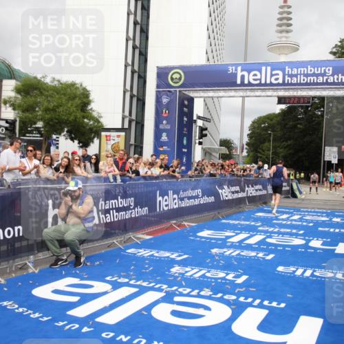 29.06.2025 - hella hamburg halbmarathon Michael Strokosch http://msf.ph/oto/8157649 29.06.2025 10:22:41 Ziel 2618, 3720 meine-sportfotos.de