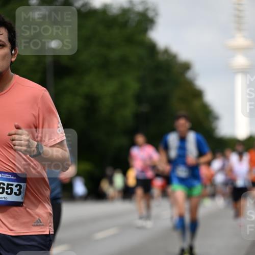29.06.2025 - hella hamburg halbmarathon Dr. Thomas Lammeyer http://msf.ph/oto/8157655 29.06.2025 10:08:17 Kennedybrücke 1032, 1161, 1355, 1367, 1450, 2277, 2979, 3488, 4488, 4951, 5058, 5363, 5976, 6142, 6706, 6709, 7485, 8177, 8421, 8422, 8423, 8484, 9526, 9899, 10756 meine-sportfotos.de
