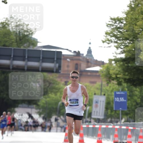 29.06.2025 - hella hamburg halbmarathon Jannik Wohlers http://msf.ph/oto/8157662 29.06.2025 09:38:35 Lombardsbrücke 16529 meine-sportfotos.de