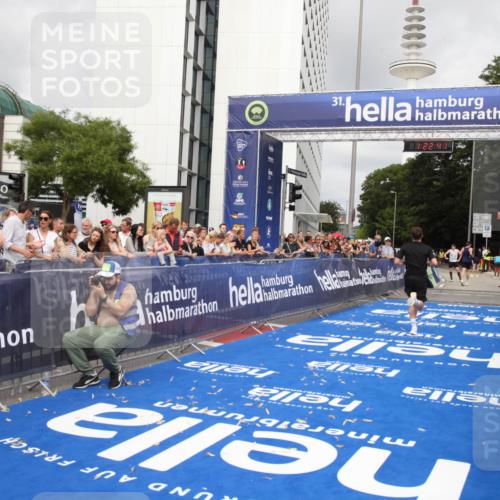 29.06.2025 - hella hamburg halbmarathon Michael Strokosch http://msf.ph/oto/8157665 29.06.2025 10:22:45 Ziel 2618, 18897 meine-sportfotos.de