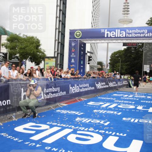 29.06.2025 - hella hamburg halbmarathon Michael Strokosch http://msf.ph/oto/8157689 29.06.2025 10:22:46 Ziel 2618, 18897 meine-sportfotos.de