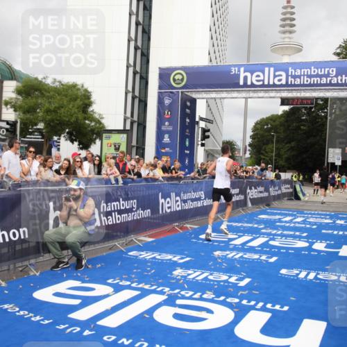 29.06.2025 - hella hamburg halbmarathon Michael Strokosch http://msf.ph/oto/8157705 29.06.2025 10:22:48 Ziel 2618, 18897 meine-sportfotos.de