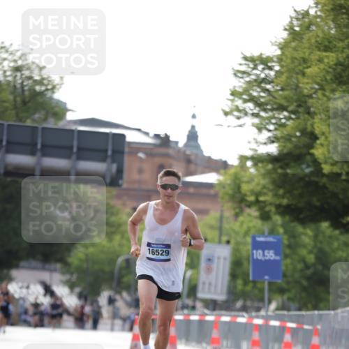 29.06.2025 - hella hamburg halbmarathon Jannik Wohlers http://msf.ph/oto/8157707 29.06.2025 09:38:35 Lombardsbrücke 16529 meine-sportfotos.de